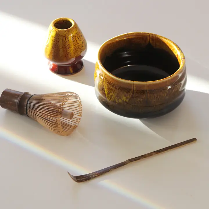 kit de préparation matcha, ensemble de préparation matcha, accessoires pour matcha, matériel de préparation matcha, kit de thé matcha, bol en céramique pour matcha, fouet en bambou, cuillère en bambou, support pour fouet, ustensiles pour matcha