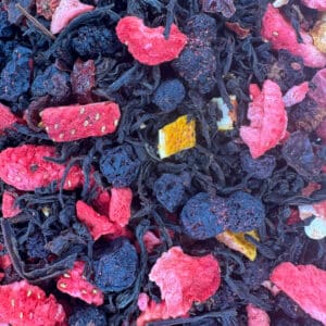 thé glacé aux fruits rouges, infusion fruitée et rafraîchissante, thé d’été bio, mélange de thé noir et fruits rouges, potion désaltérante, thé glacé aux baies, préparation pour thé froid, boisson rafraîchissante et fruitée, thé noir bio estival, Coffret d'été, Sélection de thés glacés, Box thé glacé, Coffret thés fruités, Collection de thés froids, Ensemble pour thé glacé, Kit de thés d'été, Coffret rafraîchissant, Sélection estivale de thés, Box thé isotherme