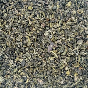 Infusion de thé vert enroulé bio, thé Gunpowder biologique, thé vert bio en billes, thé traditionnel Gunpowder, thé vert fumé bio, thé vert enroulé naturel, thé vert revitalisant bio, infusion verte bio aux feuilles roulées, thé Gunpowder aux bienfaits naturels, thé vert bio pour la vitalité.