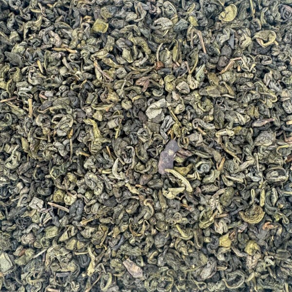 Infusion de thé vert enroulé bio, thé Gunpowder biologique, thé vert bio en billes, thé traditionnel Gunpowder, thé vert fumé bio, thé vert enroulé naturel, thé vert revitalisant bio, infusion verte bio aux feuilles roulées, thé Gunpowder aux bienfaits naturels, thé vert bio pour la vitalité.
