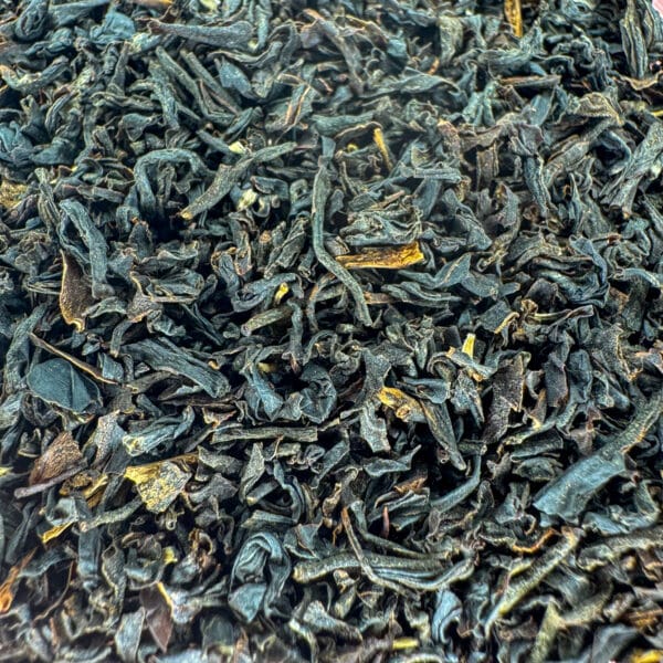 Thé noir Assam biologique, infusion Assam bio, thé fort Assam bio, thé noir bio aux notes maltées, thé indien Assam bio, thé noir de caractère bio, infusion corsée bio d’Assam, thé Assam certifié bio, mélange de thé noir Assam bio, thé énergisant Assam bio.