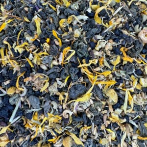 infusion printanière et revigorante, thé vert floral, mélange de baies et de fleurs, potion vivifiante, infusion d'achillée millefeuille et de thym, thé bio pour l'énergie, préparation pour thé vert rafraîchissant, mélange d'herbes et de fleurs bio, boisson revitalisante et florale.