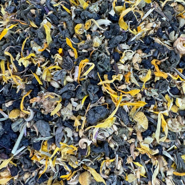 infusion printanière et revigorante, thé vert floral, mélange de baies et de fleurs, potion vivifiante, infusion d'achillée millefeuille et de thym, thé bio pour l'énergie, préparation pour thé vert rafraîchissant, mélange d'herbes et de fleurs bio, boisson revitalisante et florale.