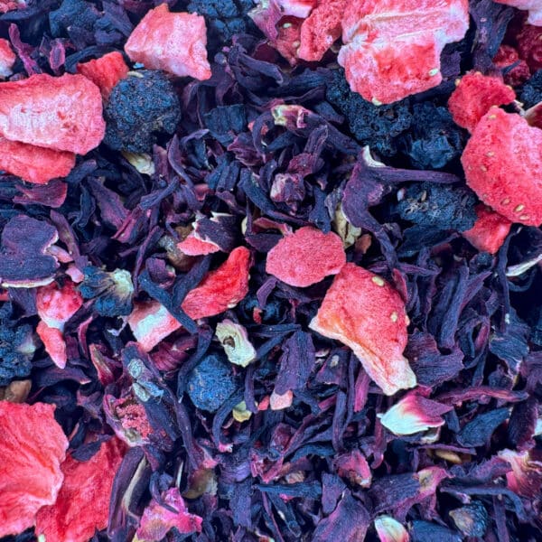 infusion fruitée et revitalisante, thé aux baies rouges, mélange de fruits et d'hibiscus, potion vitaminée, infusion de cranberry et pomme, thé bio aux fruits rouges, préparation pour thé fruité, boisson rafraîchissante et énergisante.
