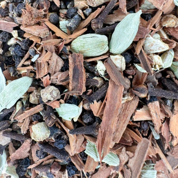 mélange d’épices pour Chai, épices bio pour Masala Chai, mélange aromatique pour Chai, infusion épicée, épices pour thé indien, mélange pour Chai authentique, épices pour infusion, mélange bio d’épices, rehausseur de saveurs pour Chai, épices harmonieuses pour Chai, mélange pour thé aux épices, Chai épicé bio, infusion traditionnelle, préparation pour Masala Chai.
