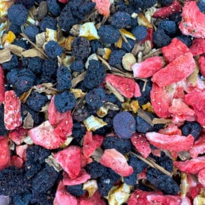 infusion fruitée et épicée, thé aux fruits des bois, mélange de fruits et épices, potion réchauffante, infusion de cannelle et gingembre, thé réconfortant bio, préparation pour thé fruité, mélange gourmand bio, boisson réchauffante et douce.