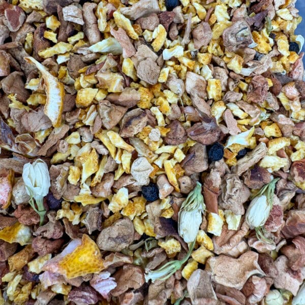 infusion fruitée et épicée, thé hivernal réconfortant, mélange d’agrumes et d’épices, potion chaleureuse, infusion d’anis étoilé et de jasmin, thé bio réchauffant, préparation pour thé d’hiver, mélange stimulant bio, boisson épicée et apaisante.