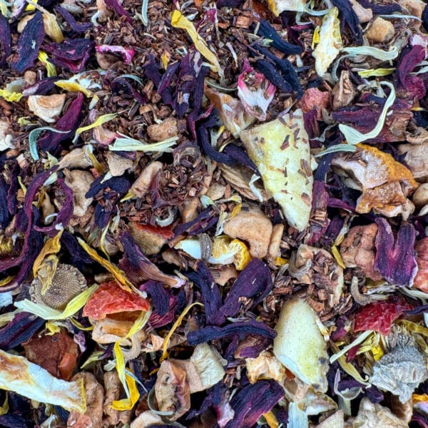 infusion fruitée et exotique, thé bio revitalisant, mélange de fruits et fleurs, potion rafraîchissante, thé aux agrumes, infusion de rooibos bio, boisson revigorante, préparation pour thé fruité, mélange d'hibiscus et de cynorrhodon, infusion douce et acidulée.
