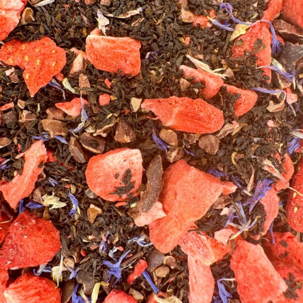 thé noir Earl Grey bio, fraise bio, grué de cacao bio, infusion fraise cacao, thé agrumes et cacao, mélange thé Earl Grey fraise, thé chocolat et fruit, infusion bio fraise et cacao, thé bio aux agrumes, saveurs chocolatées et fruitées, thé Earl Grey fruité, infusion riche en cacao, thé bio avec fraise, infusion agrumes et cacao, mélange de thé chocolat et fraise, thé gourmand bio, saveurs bio chocolat et fruit, infusion délicate aux bluets, thé bio aux saveurs chocolatées, fraise et cacao dans le thé, thé riche en saveurs bio.