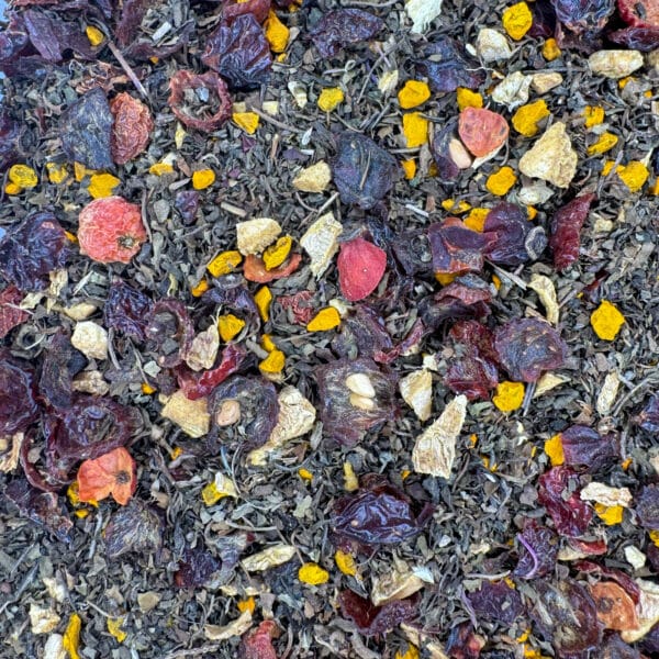 Tisane revitalisante infusion énergisante bio, tisane revitalisante naturelle, mélange de tulsi et curcuma, potion vivifiante, thé stimulant aux épices, infusion de gingembre et cynorodon, préparation pour tisane énergisante, boisson revitalisante et tonifiante.