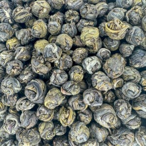Thé vert jasmin bio, perles de thé au jasmin bio, thé jasmin bio, thé vert en perles bio, thé enroulé au jasmin bio, thé floral bio, thé apaisant au jasmin, infusion au jasmin bio.