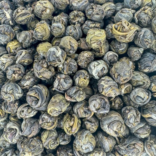 Thé vert jasmin bio, perles de thé au jasmin bio, thé jasmin bio, thé vert en perles bio, thé enroulé au jasmin bio, thé floral bio, thé apaisant au jasmin, infusion au jasmin bio.