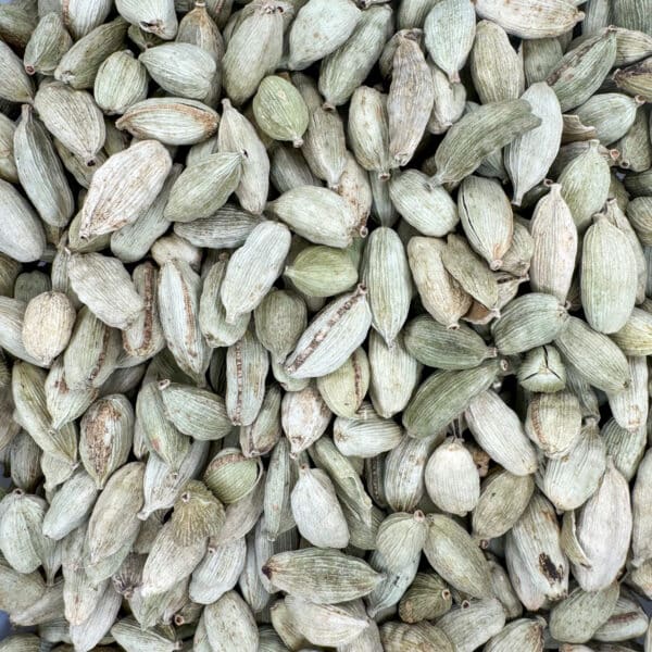 cardamome entière, gousses de cardamome, cardamome verte, graines de cardamome, cardamome séchée, cardamome naturelle, cardamome aromatique, gousses de cardamome sélectionnées, cardamome épice, cardamome herboristerie, cardamome parfumée, cardamome en vrac, cardamome culinaire, cardamome plante médicinale