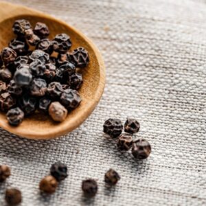 poivre noir, poivre, épice, poivre de Malabar, piper nigrum, grain de poivre, piper, poivre de Cayenne, poivre moulu, poivre entier, poivre frais, poivre aromatique, poivre en grains, poivre à moudre, poivre épicé, épice piquante, condiment, assaisonnement, poivre noir bio, poivre noir certifié, poivre noir organique.