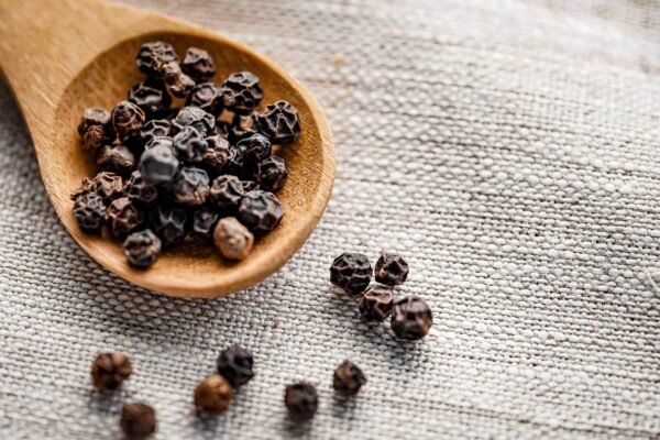 poivre noir, poivre, épice, poivre de Malabar, piper nigrum, grain de poivre, piper, poivre de Cayenne, poivre moulu, poivre entier, poivre frais, poivre aromatique, poivre en grains, poivre à moudre, poivre épicé, épice piquante, condiment, assaisonnement, poivre noir bio, poivre noir certifié, poivre noir organique.