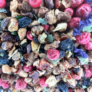 fruits rouges, baies sauvages, infusion fruits rouges, infusion gourmande, tisane fruits rouges, tisane fruits de la forêt, thé fruits rouges, thé gourmand, arômes forestiers, mélange fruité, thé aux baies, infusion naturelle, tisane fruitée, saveurs forestières, infusion aux baies, infusion douce, infusion sucrée, fruits boisés, infusion aux fruits sauvages.
