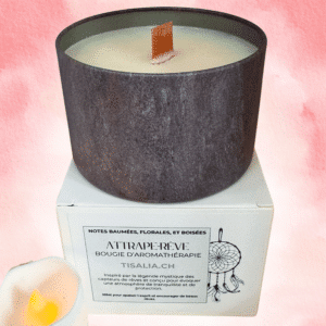 bougie artisanale, bougie parfumée, bougie décorative, bougie naturelle, bougie florale, bougie aux huiles essentielles, bougie écologique, bougie élégante, bougie relaxante, bougie aromatique, bougie bien-être, bougie écoresponsable, bougie raffinée, bougie aux senteurs florales, bougie en cire naturelle, bougie haut de gamme, bougie design, bougie d’intérieur, bougie apaisante, bougie sensorielle