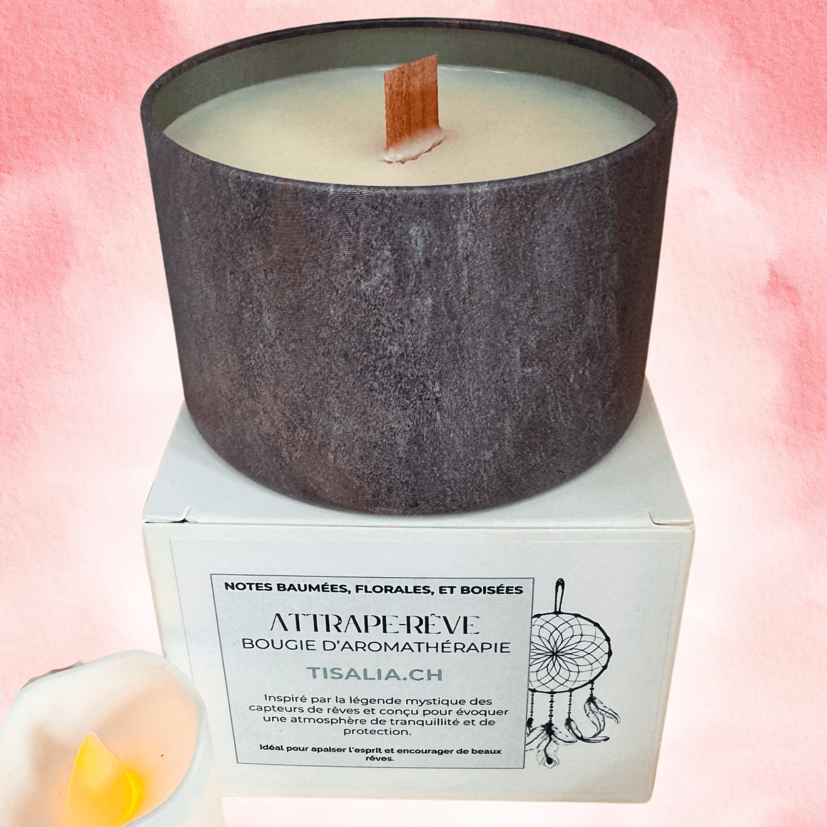 bougie artisanale, bougie parfumée, bougie décorative, bougie naturelle, bougie florale, bougie aux huiles essentielles, bougie écologique, bougie élégante, bougie relaxante, bougie aromatique, bougie bien-être, bougie écoresponsable, bougie raffinée, bougie aux senteurs florales, bougie en cire naturelle, bougie haut de gamme, bougie design, bougie d’intérieur, bougie apaisante, bougie sensorielle