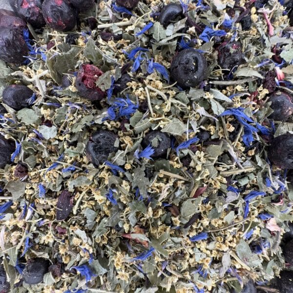 infusion au sureau, tisane au sureau, infusion de fleurs de sureau, thé de sureau, tisane printanière, infusion florale, tisane fruitée, infusion artisanale, infusion naturelle, tisane sans arômes, infusion de saison, boisson aux plantes, infusion suisse, infusion groseille hibiscus, infusion fleurs et baies, infusion antioxydante, boisson florale, tisane fraîche, infusion relaxante, tisane bien-être, infusion à boire froide, infusion glacée naturelle, mélange de plantes séchées, infusion pour le printemps, boisson fleurie, infusion douce, infusion équilibrée, tisane aux baies de sureau, infusion aux fruits rouges, thé sans théine, infusion apaisante, tisane maison, infusion fait main.