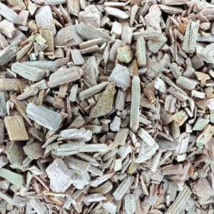 bois de cèdre, copeaux de cèdre, cèdre de l’Atlas, cèdre rouge, Cedrus atlantica, fragments de cèdre, essence de cèdre, bois sacré, bois aromatique, fumigation cèdre, herboristerie, encens naturel, purification naturelle, bienfaits du cèdre, propriétés du bois de cèdre, plante médicinale boisée, rituel énergétique, odeur boisée