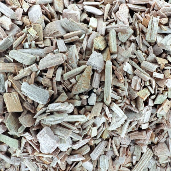 bois de cèdre, copeaux de cèdre, cèdre de l’Atlas, cèdre rouge, Cedrus atlantica, fragments de cèdre, essence de cèdre, bois sacré, bois aromatique, fumigation cèdre, herboristerie, encens naturel, purification naturelle, bienfaits du cèdre, propriétés du bois de cèdre, plante médicinale boisée, rituel énergétique, odeur boisée