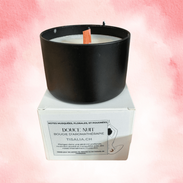 bougie parfumée, bougie douce nuit, bougie détente, bougie mèche bois, bougie apaisante, cire coco/soja, bougie artisanale suisse, parfum de nuit, ambiance relaxante, bougie crépitante, bougie cocooning, bougie naturelle, bougie sommeil, rituel du soir