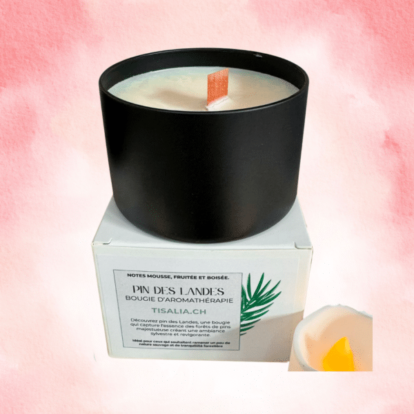 bougie pin, bougie boisée, bougie pin des landes, bougie mèche bois, bougie fraîche, bougie naturelle suisse, cire coco soja, ambiance forêt, parfum résineux, bougie artisanale, bougie revitalisante, bougie végétale