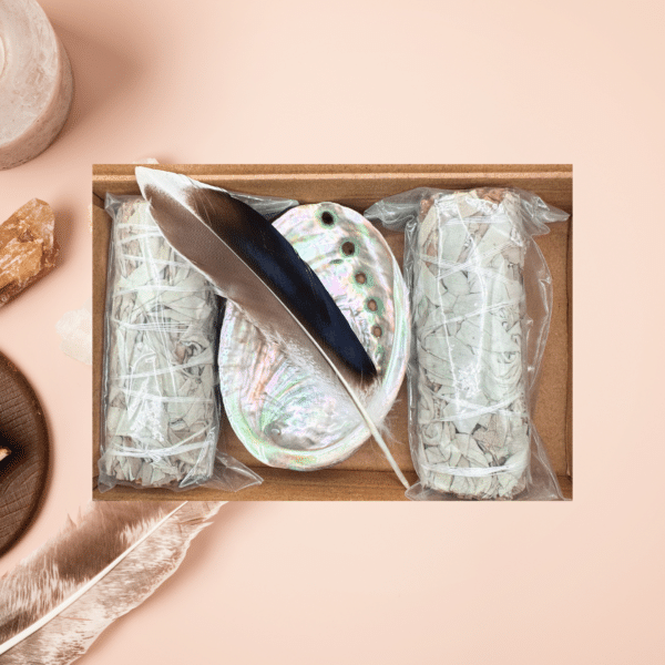 kit de purification, sauge blanche, sauge sang du dragon, palo santo, plume naturelle, coquille d’ormeau, purification énergétique, rituel spirituel, fumigation naturelle, kit bien-être, rituel de fumigation, coffret purification