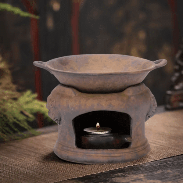 brûleur encens céramique, diffuseur encens, porte-encens artisanal, encens naturel, accessoire méditation, brûleur encens bâtons, brûleur encens cônes, accessoire bien-être, brûleur encens design, support encens fait main, encens sans arômes, rituel sensoriel, ambiance zen, céramique artisanale