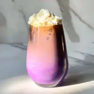 ubé bio, poudre d’ubé, ube powder, igname violet, ube latte, poudre violette naturelle, boisson à l’ubé, igname bio, latte végétal ube, ube latte maison, racine violette, superaliment violet, boisson naturelle colorée, latte gourmand